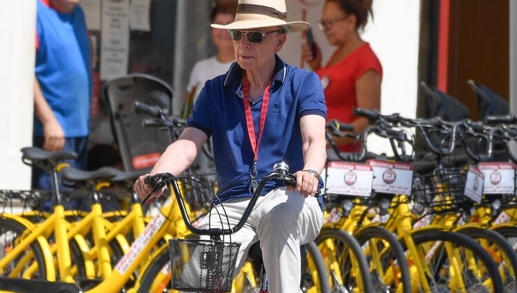 José Ortega Cano paseando en bici por Costa Ballena