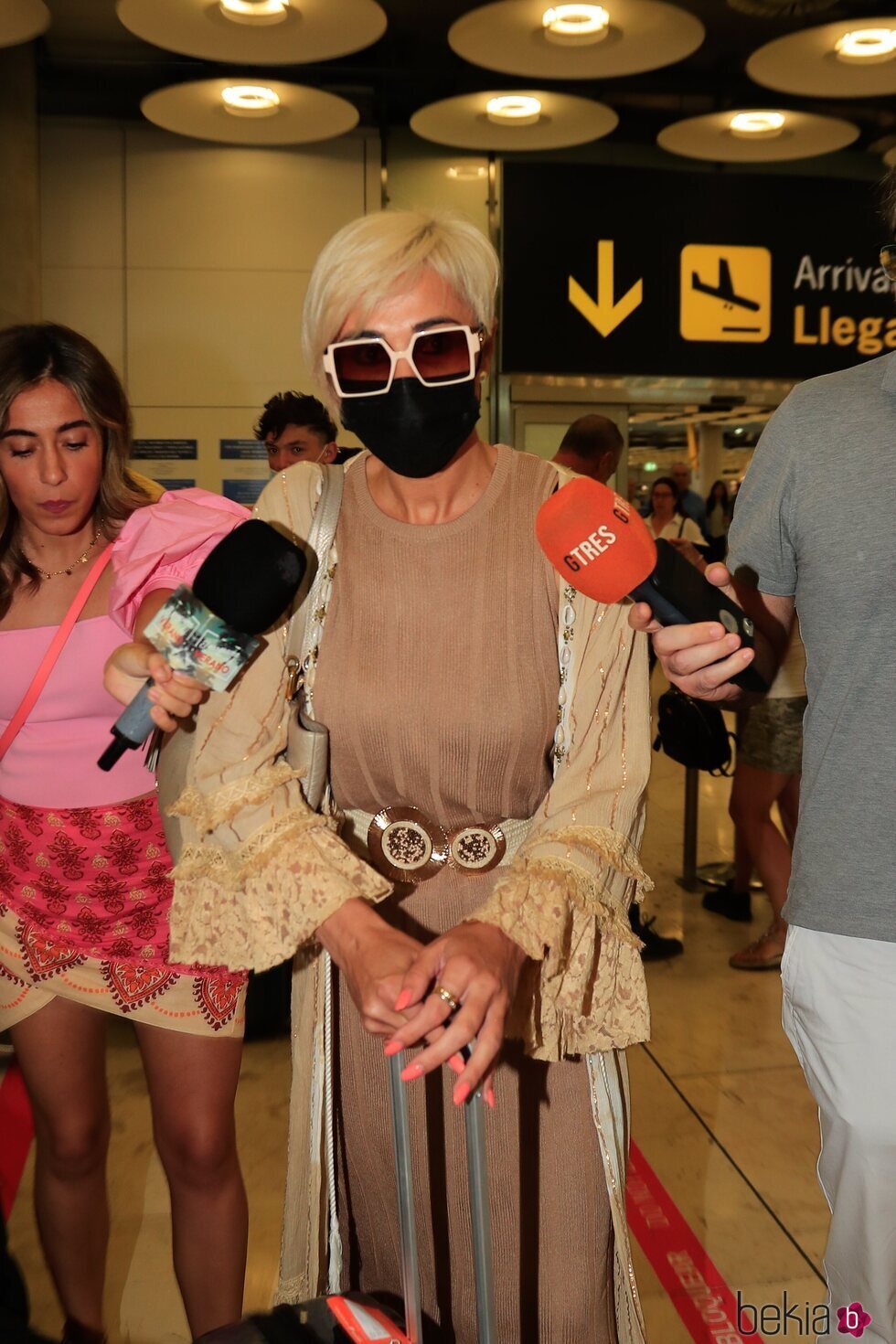 Ana María Aldón en el aeropuerto de Madrid en plena tormenta mediática