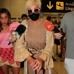 Ana María Aldón en el aeropuerto de Madrid en plena tormenta mediática