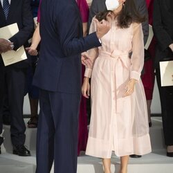 Los Reyes Felipe y Letizia hablando en la entrega de los Premios Nacionales de Cultura 2020