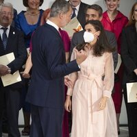 Los Reyes Felipe y Letizia hablando en la entrega de los Premios Nacionales de Cultura 2020