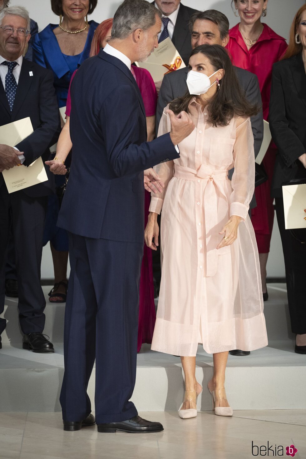 Los Reyes Felipe y Letizia hablando en la entrega de los Premios Nacionales de Cultura 2020