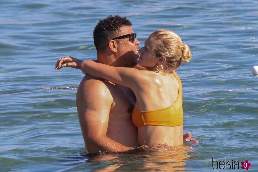 Ronaldo Nazario, en actitud cariñosa con su novia en Ibiza