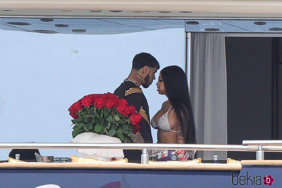 Anuel AA y Yailin en actitud cariñosa en sus vacaciones en Ibiza