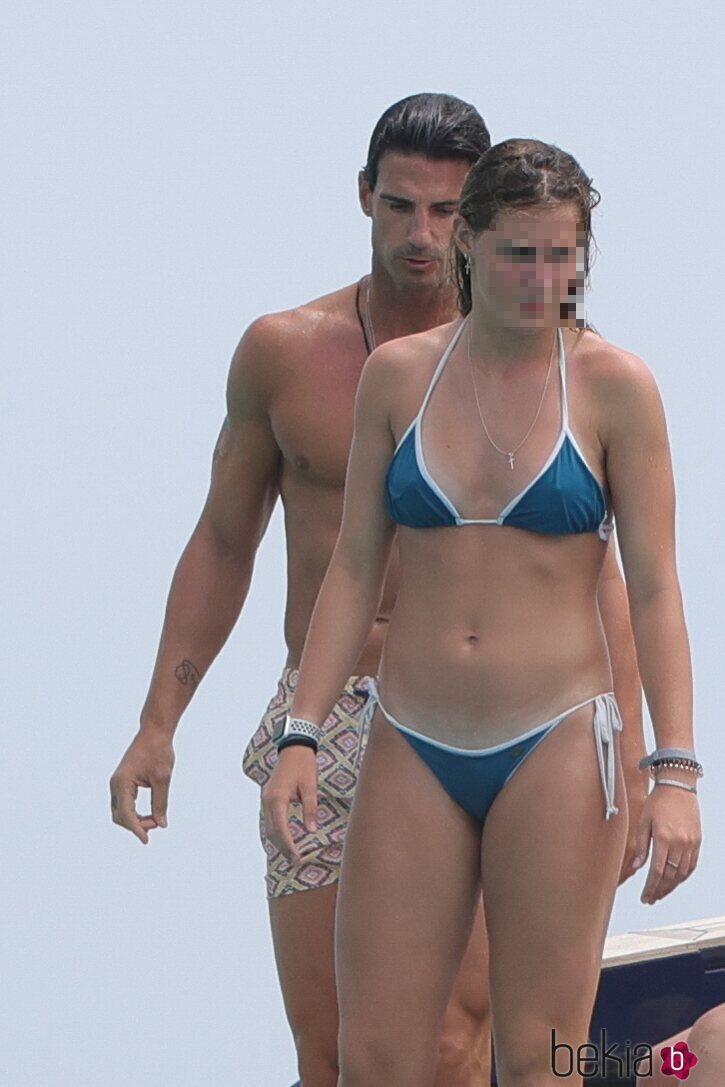 Aitor Ocio y su hija en Ibiza