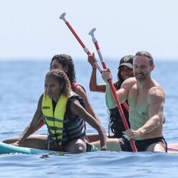 David Guetta haciendo paddle surf con algunas amigas en Ibiza