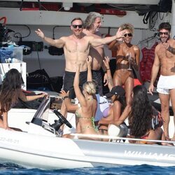 David Guetta, disfrutando de sus vacaciones de verano en Ibiza con amigos