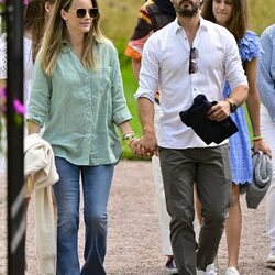 Carlos Felipe y Sofia de Suecia cogidos de la mano en un concierto de Solliden Sessions