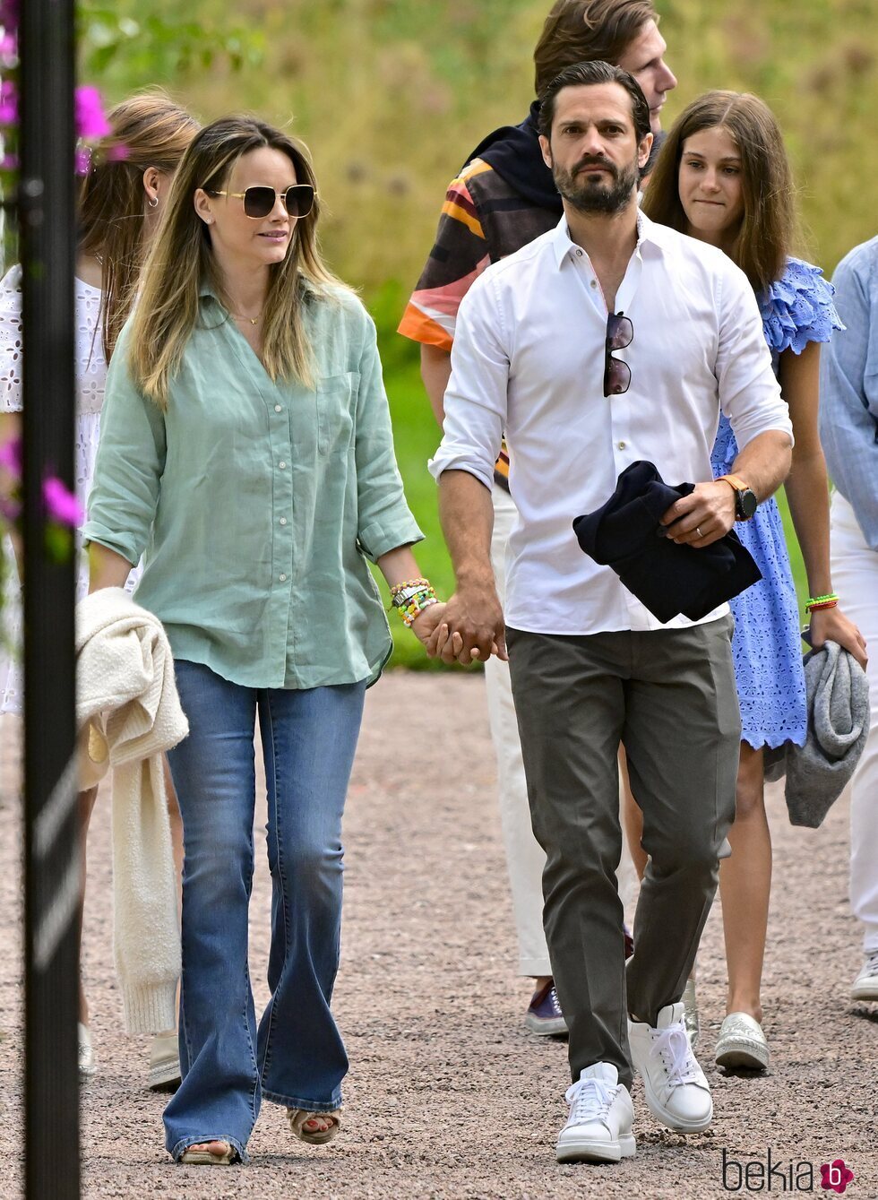 Carlos Felipe y Sofia de Suecia cogidos de la mano en un concierto de Solliden Sessions