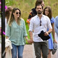 Carlos Felipe y Sofia de Suecia cogidos de la mano en un concierto de Solliden Sessions