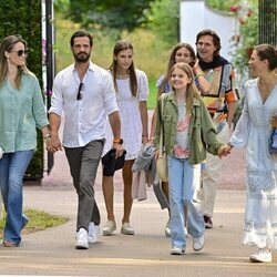 Carlos Felipe y Sofia de Suecia, Victoria de Suecia y Estelle de Suecia y Patrick Sommerlath y sus hijas en un concierto