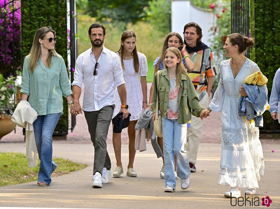 Carlos Felipe y Sofia de Suecia, Victoria de Suecia y Estelle de Suecia y Patrick Sommerlath y sus hijas en un concierto