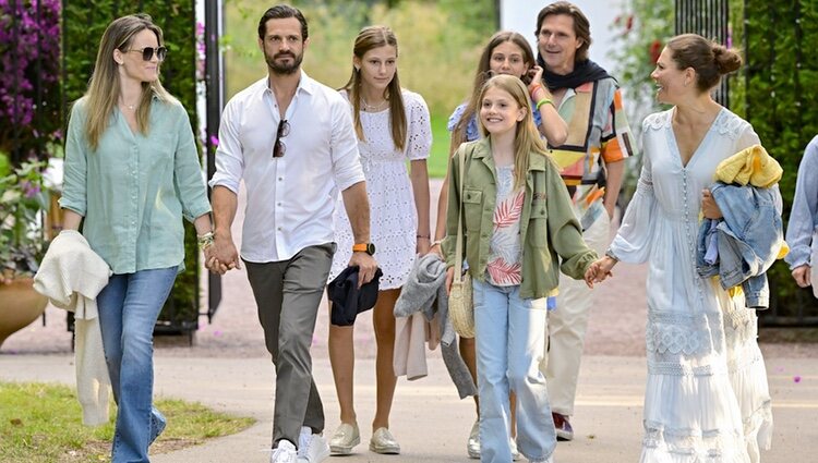 Carlos Felipe y Sofia de Suecia, Victoria de Suecia y Estelle de Suecia y Patrick Sommerlath y sus hijas en un concierto