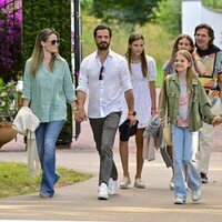 Carlos Felipe y Sofia de Suecia, Victoria de Suecia y Estelle de Suecia y Patrick Sommerlath y sus hijas en un concierto