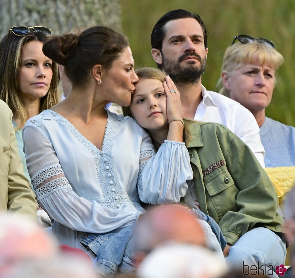 Victoria de Suecia besa a Estelle de Suecia en concierto de Solliden Sessions