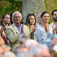 La Familia Real Sueca aplaudiendo en un concierto de Solliden Sessions