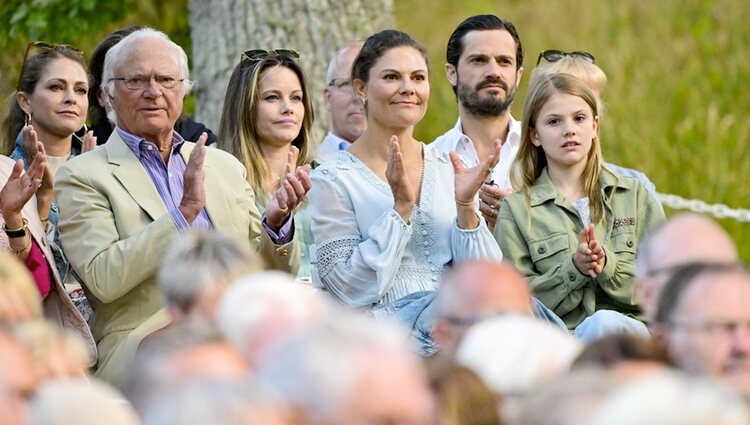 La Familia Real Sueca aplaudiendo en un concierto de Solliden Sessions