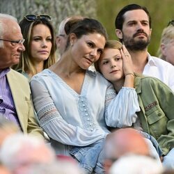 Victoria de Suecia, muy cariñosa con Estelle de Suecia en presencia de Carlos Gustavo de Suecia, Carlos Felipe y Sofia de Suecia en un concierto de Sollide