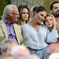 Victoria de Suecia, muy cariñosa con Estelle de Suecia en presencia de Carlos Gustavo de Suecia, Carlos Felipe y Sofia de Suecia en un concierto de Sollide