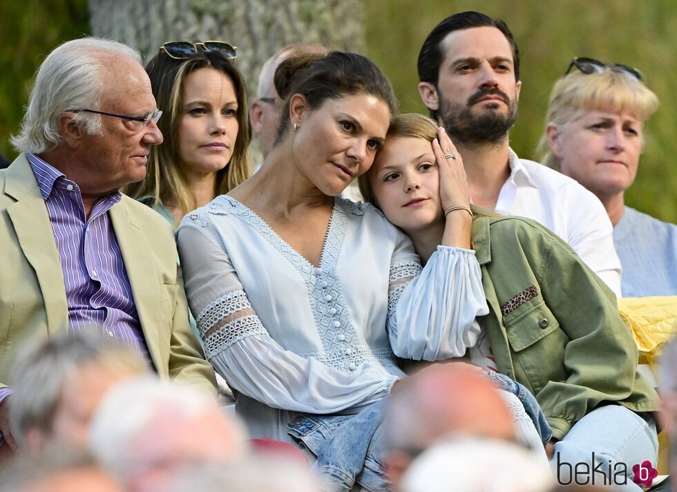 Victoria de Suecia, muy cariñosa con Estelle de Suecia en presencia de Carlos Gustavo de Suecia, Carlos Felipe y Sofia de Suecia en un concierto de Sollide