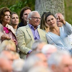 Carlos Gustavo y Silvia de Suecia y sus hijos Victoria, Carlos Felipe y Magdalena de Suecia en un concierto de Solliden Sessions