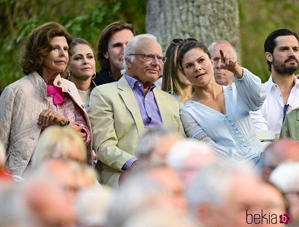 Carlos Gustavo y Silvia de Suecia y sus hijos Victoria, Carlos Felipe y Magdalena de Suecia en un concierto de Solliden Sessions