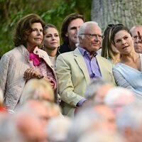 Carlos Gustavo y Silvia de Suecia y sus hijos Victoria, Carlos Felipe y Magdalena de Suecia en un concierto de Solliden Sessions