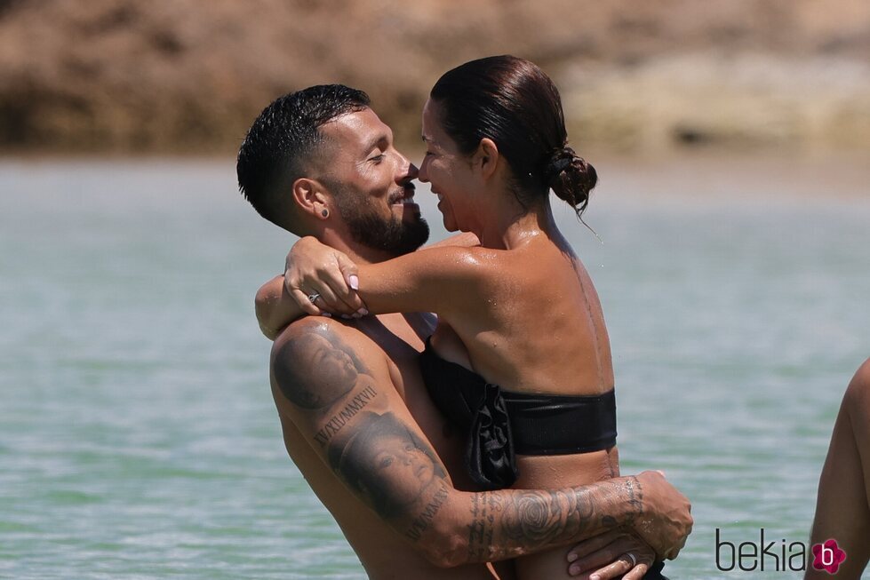 Ezequiel Garay y Tamara Gorro, románticos en Ibiza