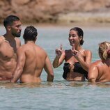 Tamara Gorro y Ezequiel Garay, con algunas amistades en Ibiza