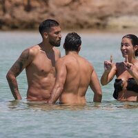 Tamara Gorro y Ezequiel Garay, con algunas amistades en Ibiza