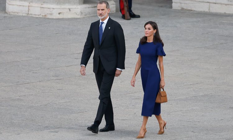 Los Reyes Felipe y Letizia a su llegada al acto de homenaje a las víctimas de la covid-19 'Un aplauso para el recuerdo'