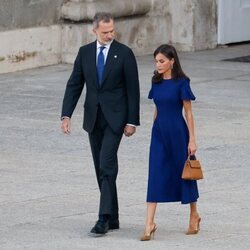 El Rey Felipe mira a la Reina Letizia a su llegada al acto de homenaje a las víctimas de la covid-19 'Un aplauso para el recuerdo'