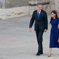 El Rey Felipe mira a la Reina Letizia a su llegada al acto de homenaje a las víctimas de la covid-19 'Un aplauso para el recuerdo'