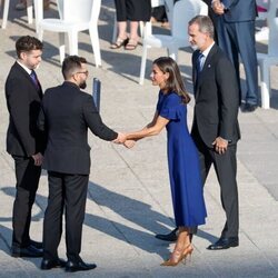 Los Reyes Felipe y Letizia saludando a dos familiares de una víctima de la pandemia en el homenaje a las víctimas de la covid-19 'Un aplauso para el recue