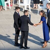 Los Reyes Felipe y Letizia saludando a dos familiares de una víctima de la pandemia en el homenaje a las víctimas de la covid-19 'Un aplauso para el recue