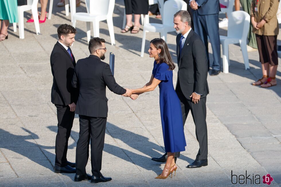 Los Reyes Felipe y Letizia saludando a dos familiares de una víctima de la pandemia en el homenaje a las víctimas de la covid-19 'Un aplauso para el recue