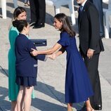 Los Reyes Felipe y Letizia con dos familiares de una víctima de la pandemia en el acto de homenaje a las víctimas de la covid-19 'Un aplauso para el recue