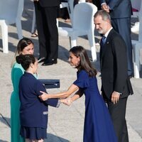 Los Reyes Felipe y Letizia con dos familiares de una víctima de la pandemia en el acto de homenaje a las víctimas de la covid-19 'Un aplauso para el recue