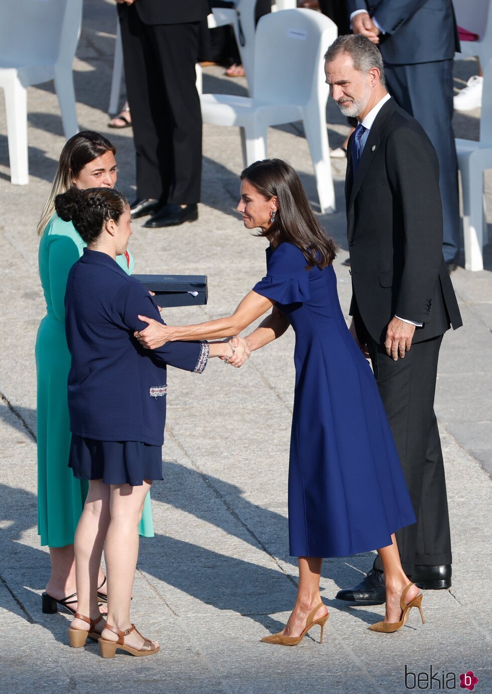 Los Reyes Felipe y Letizia con dos familiares de una víctima de la pandemia en el acto de homenaje a las víctimas de la covid-19 'Un aplauso para el recue