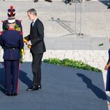 Los Reyes Felipe y Letizia en la ofrenda floral en el acto de homenaje a las víctimas de la covid-19 'Un aplauso para el recuerdo'