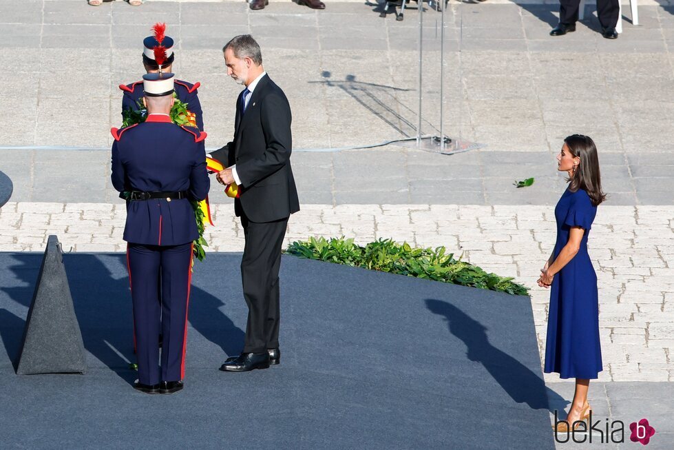 Los Reyes Felipe y Letizia en la ofrenda floral en el acto de homenaje a las víctimas de la covid-19 'Un aplauso para el recuerdo'