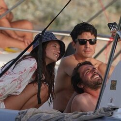 María Pedraza y Álex González haciéndose una foto con un amigo en Ibiza