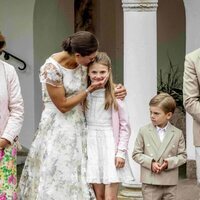 Victoria de Suecia, muy cariñosa con Estelle de Suecia en presencia de Oscar de Suecia en su 45 cumpleaños