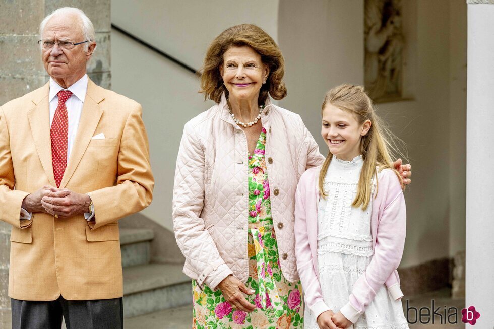 Carlos Gustavo y Silvia de Suecia y Estelle de Suecia en el 45 cumpleaños de Victoria de Suecia