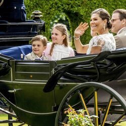 Victoria y Daniel de Suecia y sus hijos Estelle y Oscar de Suecia en un carruaje en el 45 cumpleaños de Victoria de Suecia