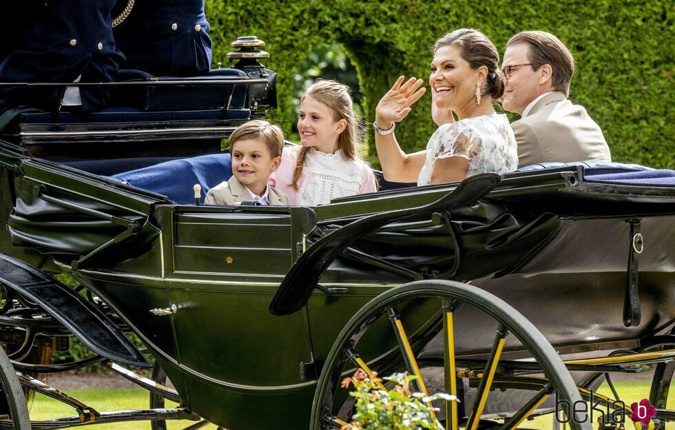 Victoria y Daniel de Suecia y sus hijos Estelle y Oscar de Suecia en un carruaje en el 45 cumpleaños de Victoria de Suecia