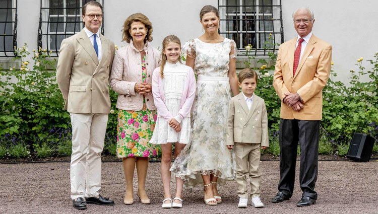 Carlos Gustavo y Silvia de Suecia, Victoria y Daniel de Suecia y Estelle y Oscar de Suecia en el 45 cumpleaños de Victoria de Suecia