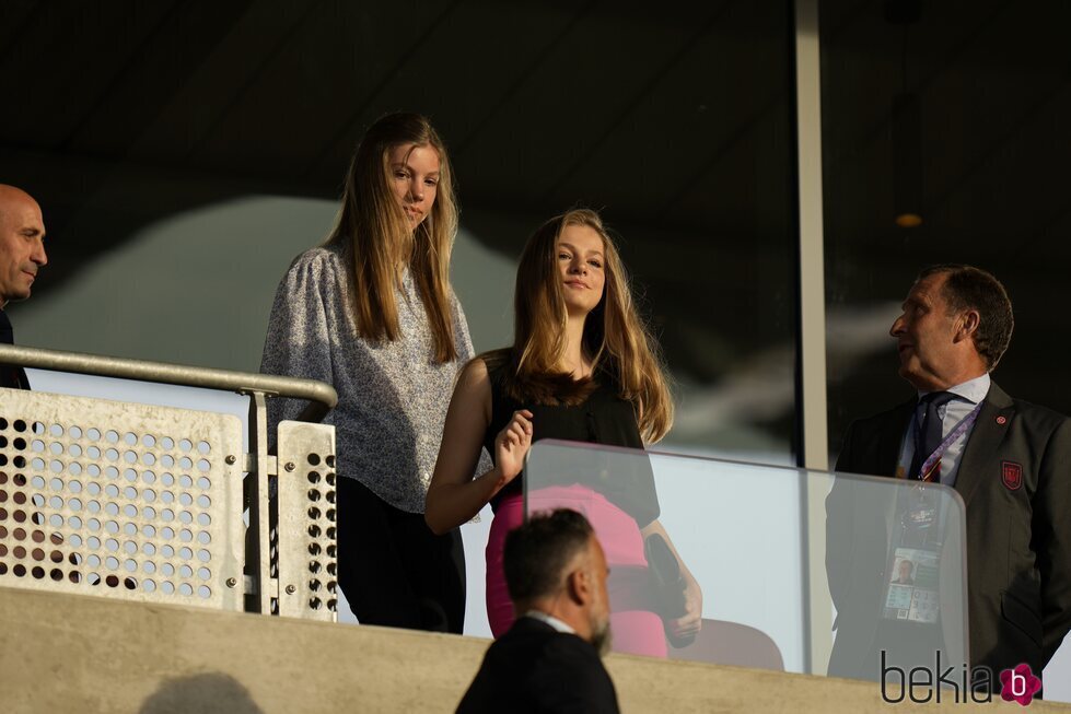 La Princesa Leonor y la Infanta Sofía a su llegada al partido entre Dinamarca y España de la UEFA Women's Euro 2022