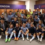 La Princesa Leonor y la Infanta Sofía con las jugadoras de la selección española de fútbol femenino tras el partido de la UEFA Women's Euro 2022