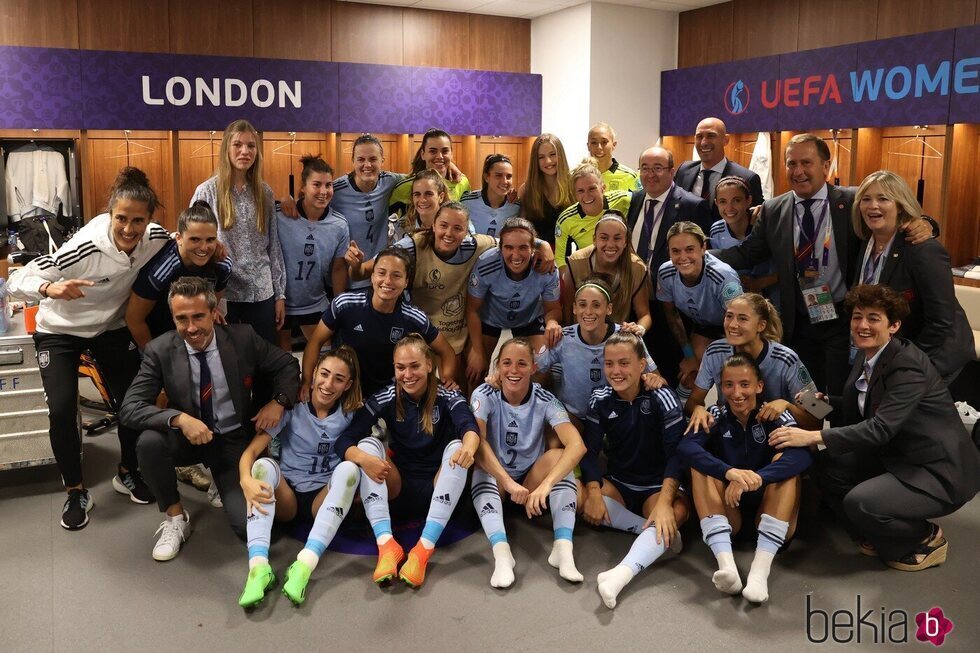 La Princesa Leonor y la Infanta Sofía con las jugadoras de la selección española de fútbol femenino tras el partido de la UEFA Women's Euro 2022